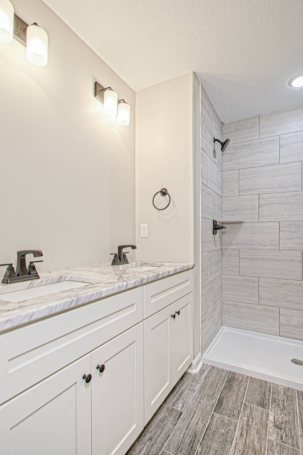 upstairs hall bath 2