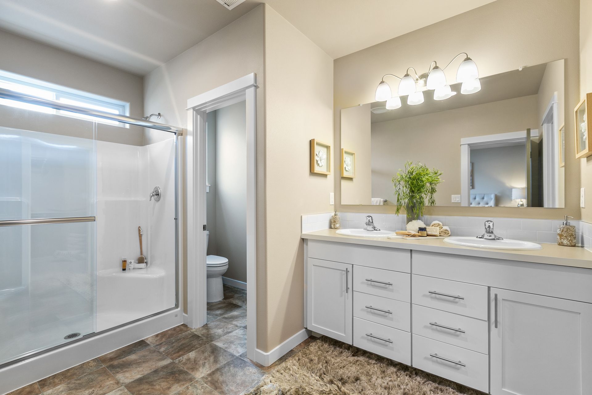 Targhee - Main Bathroom