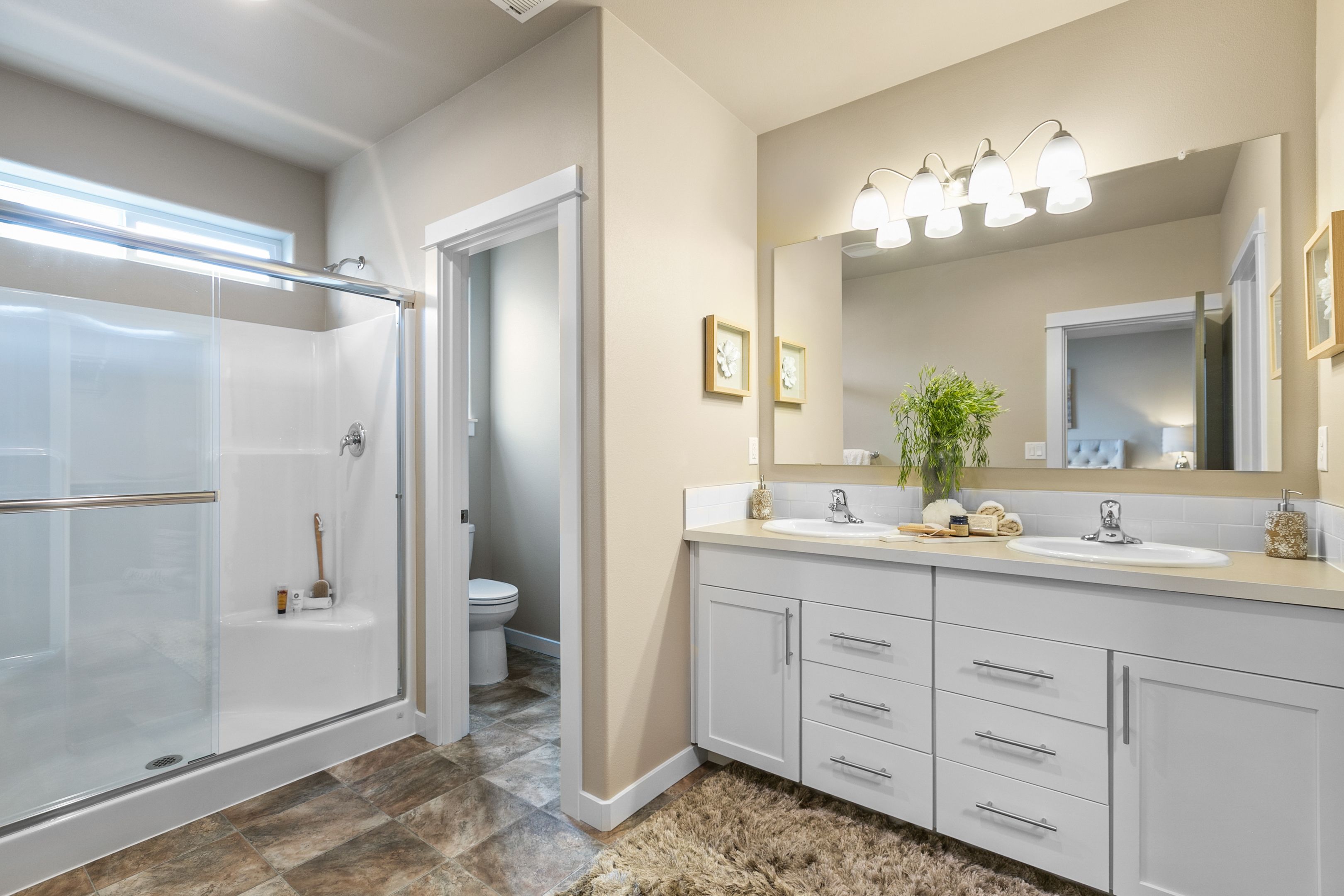 Targhee - Main Bathroom