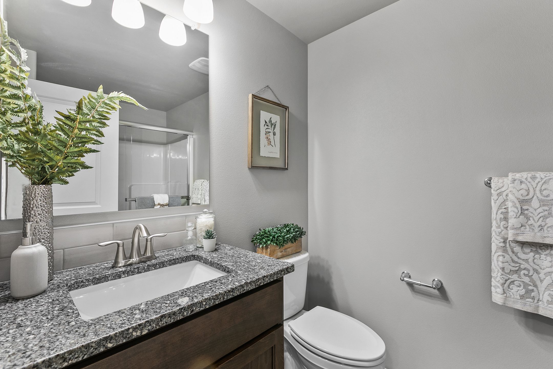 Benton - Main Bathroom