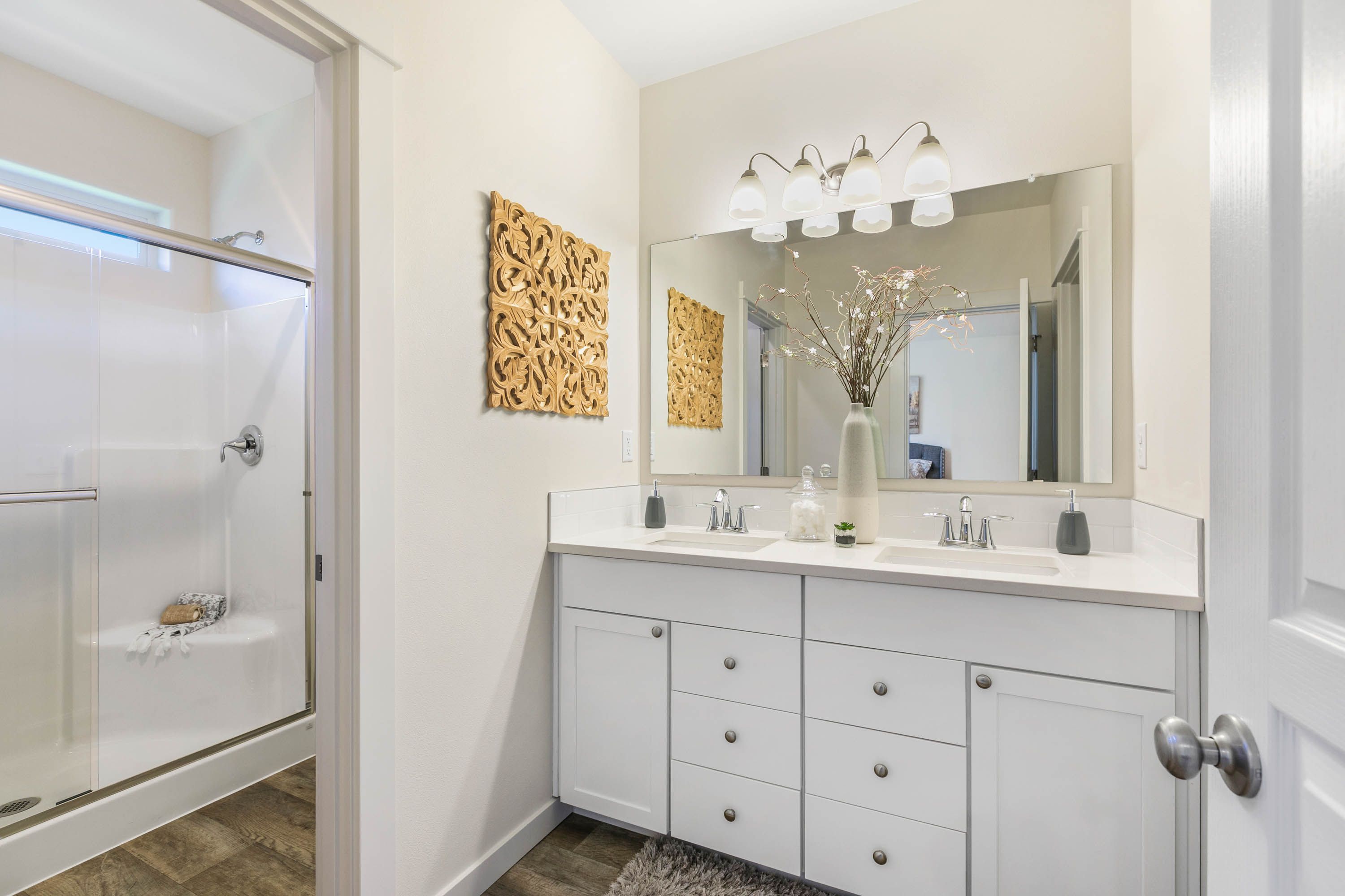 Jackson - Main Bathroom 2