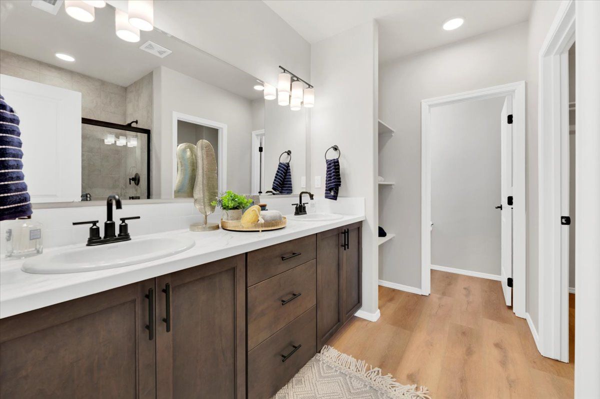 Jamison - Main Bathroom