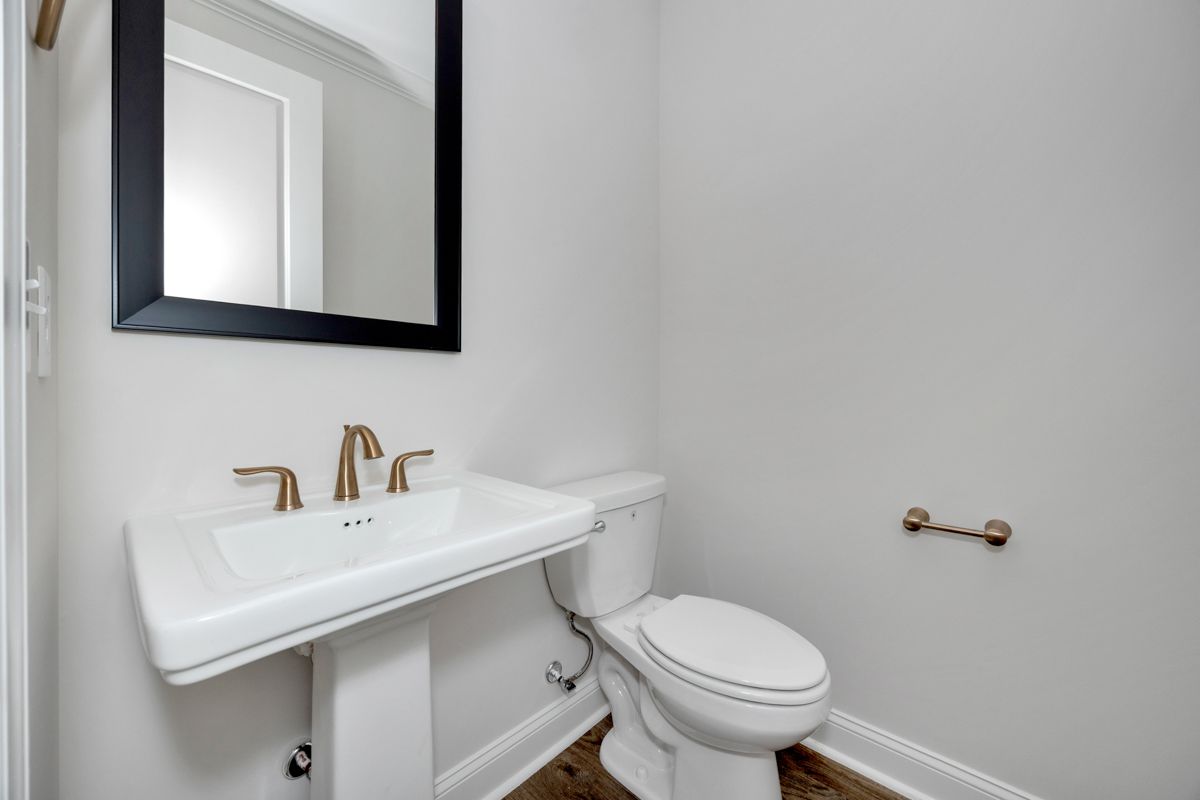 Loudon - Powder Room