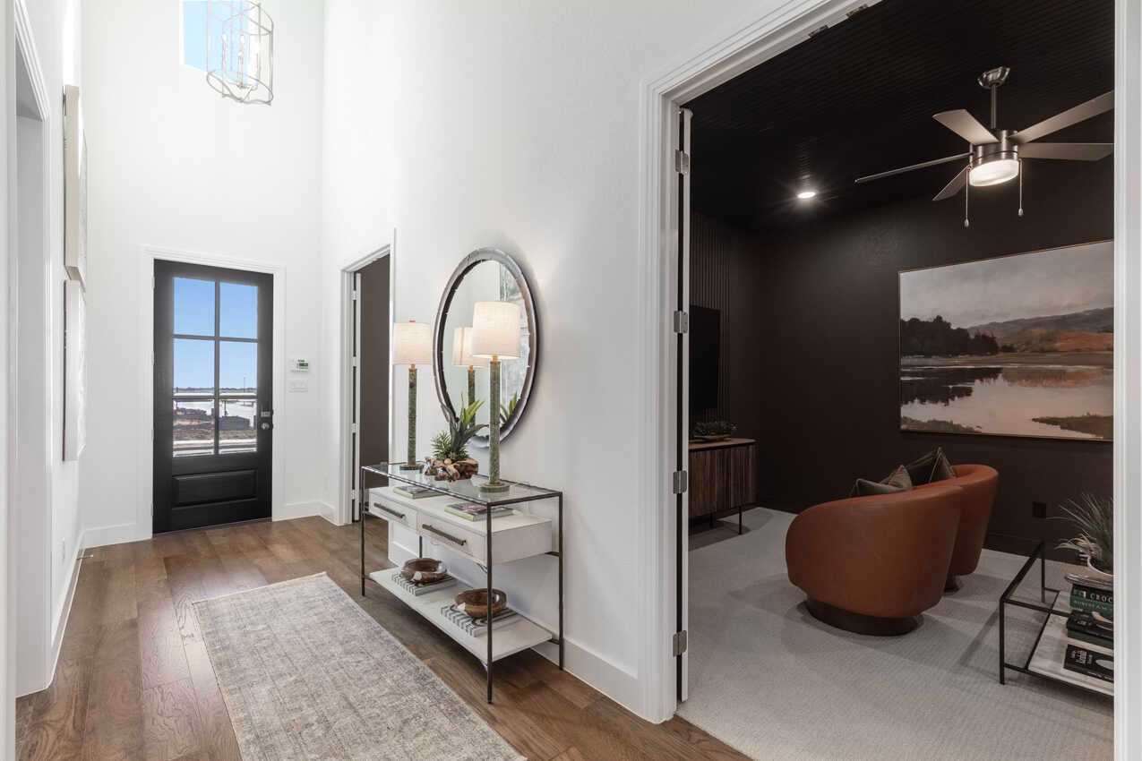 Entry/Entertainment Room