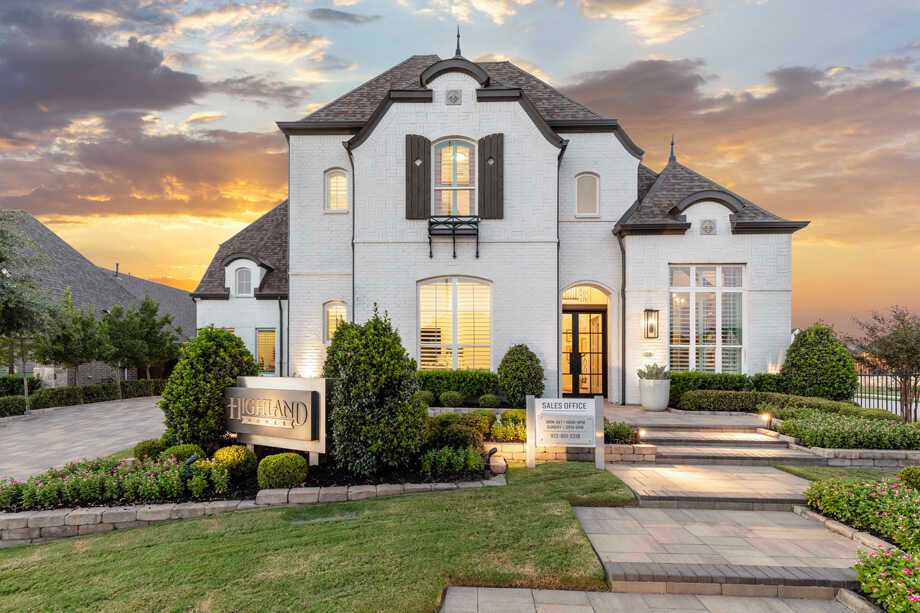 Mustang Lakes: 74ft. lots por Highland Homes en Dallas Texas