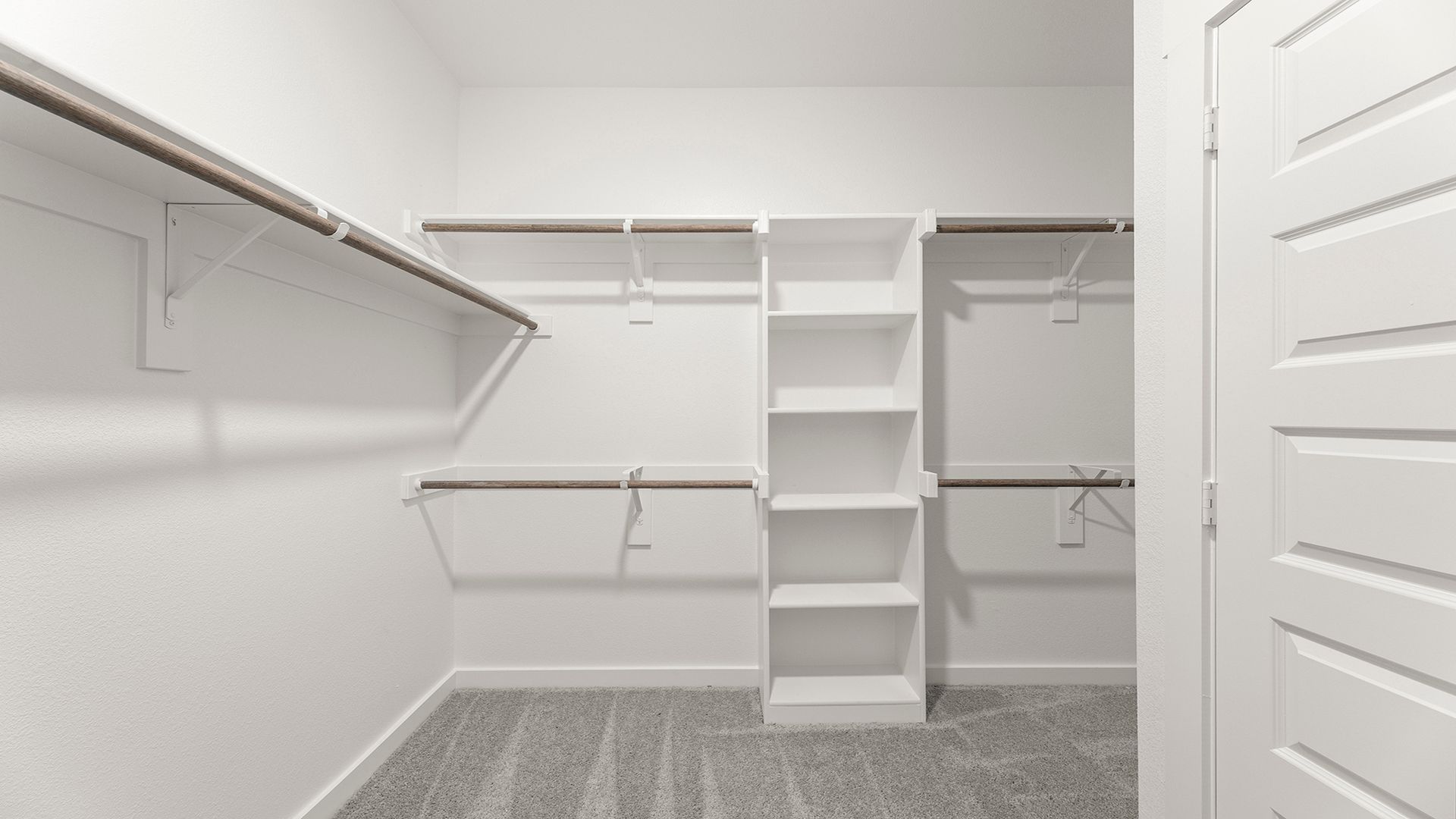 16_17. 1335 Burgess - Closet