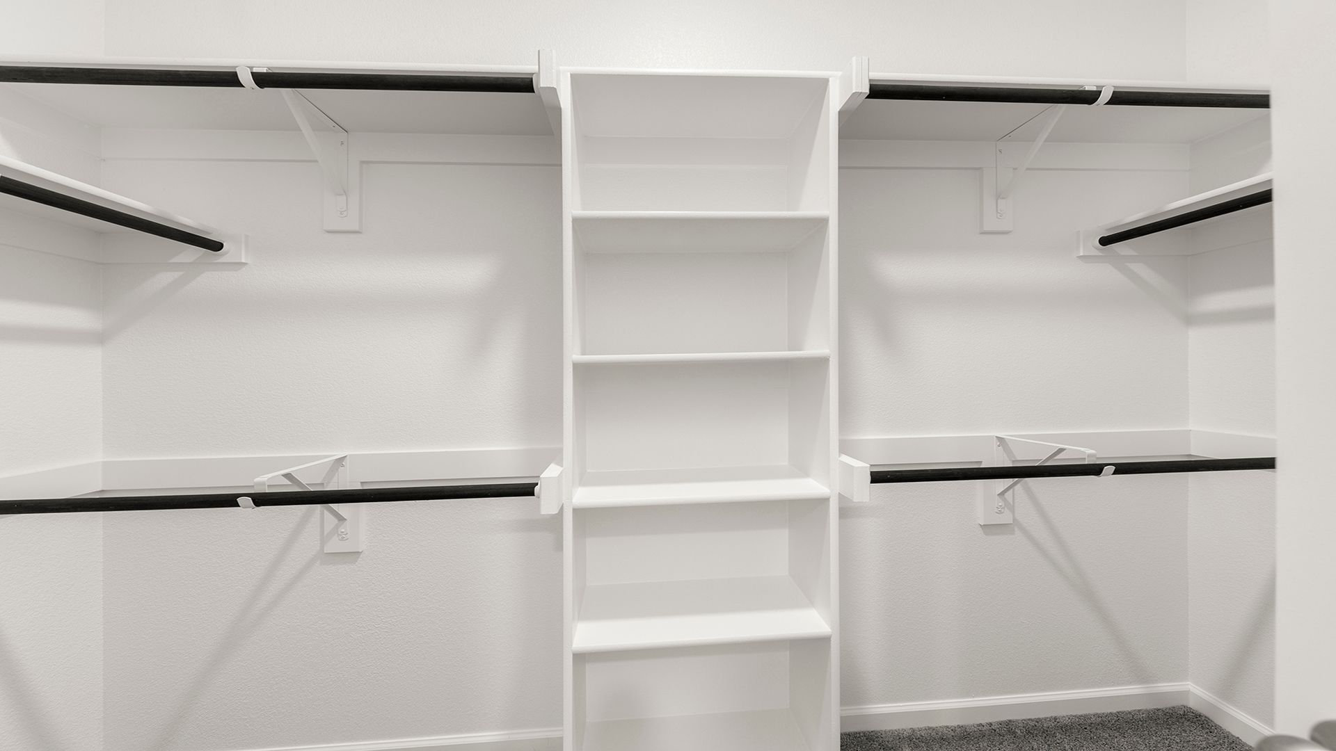 23_24. 2504 Yo Ranch - Closet