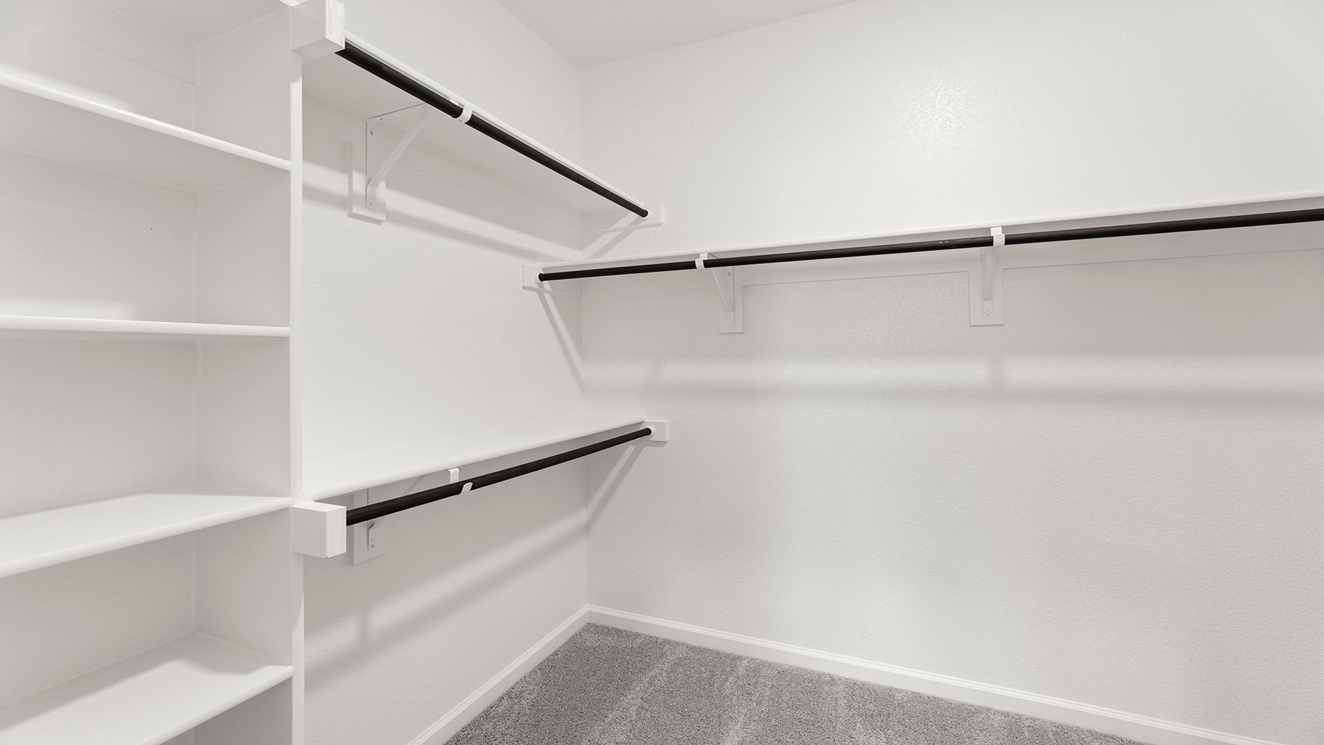 17_18. 2306 Ryehill - Closet