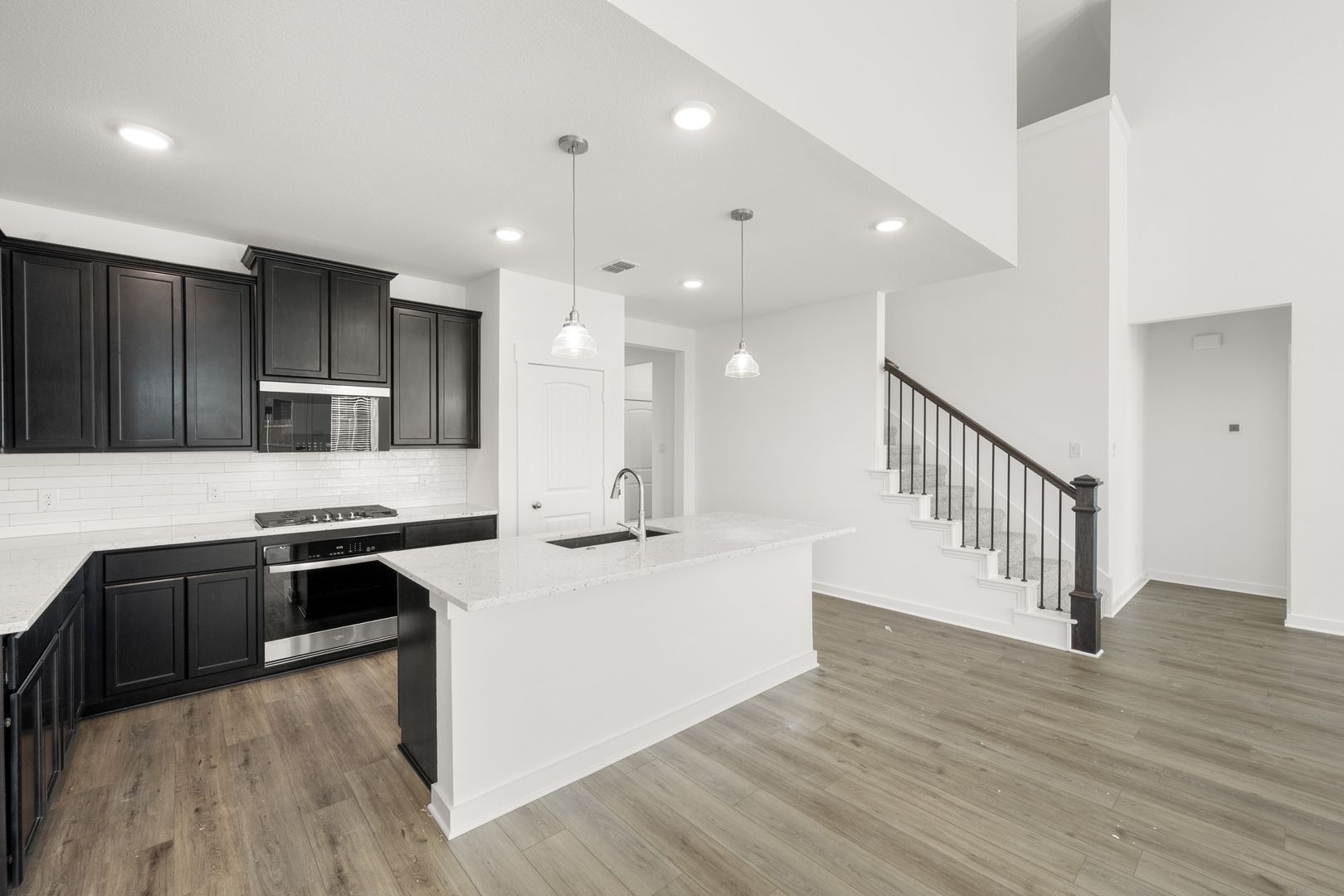 15_6937 Freight Train- Kitchen-3