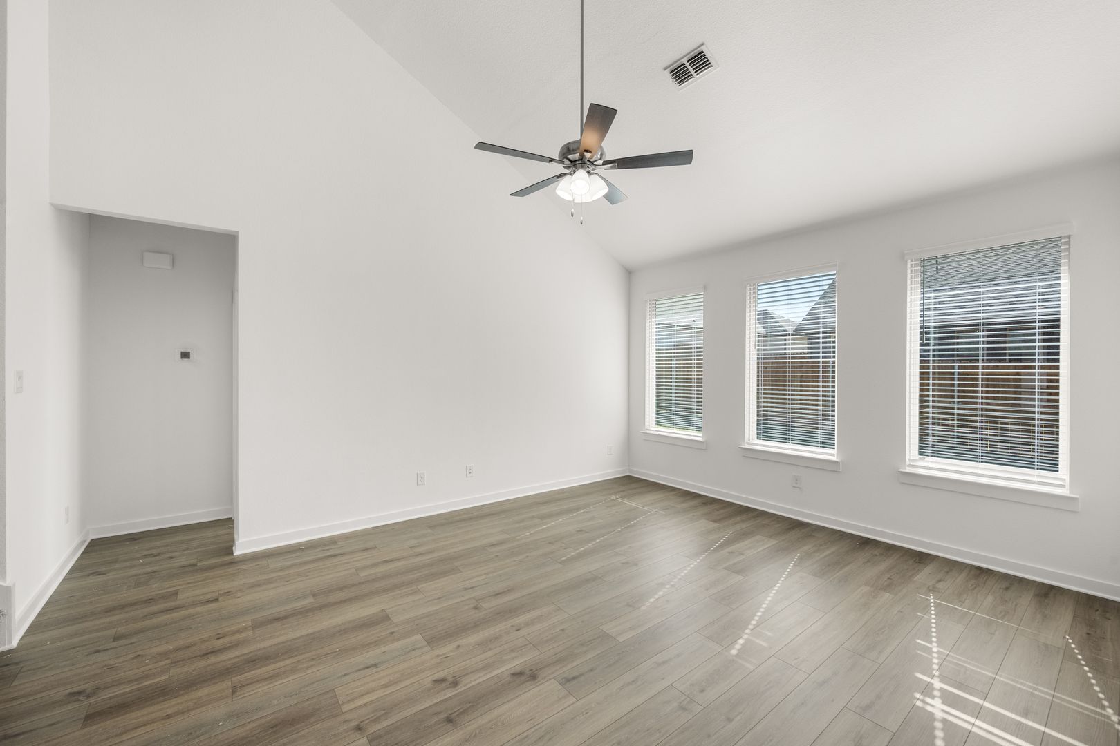 18_6937 Freight Train- Living Room-1