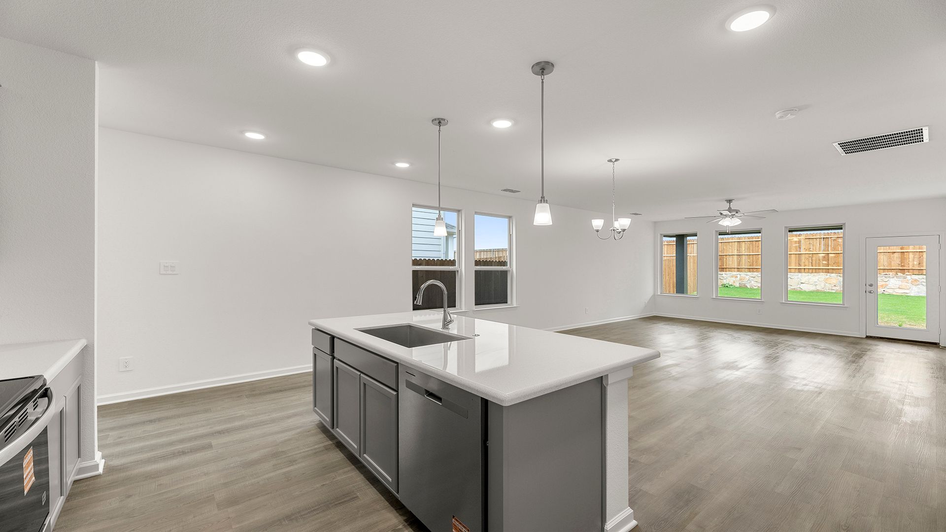 8_09. 1716 Edgeway - Kitchen (4)