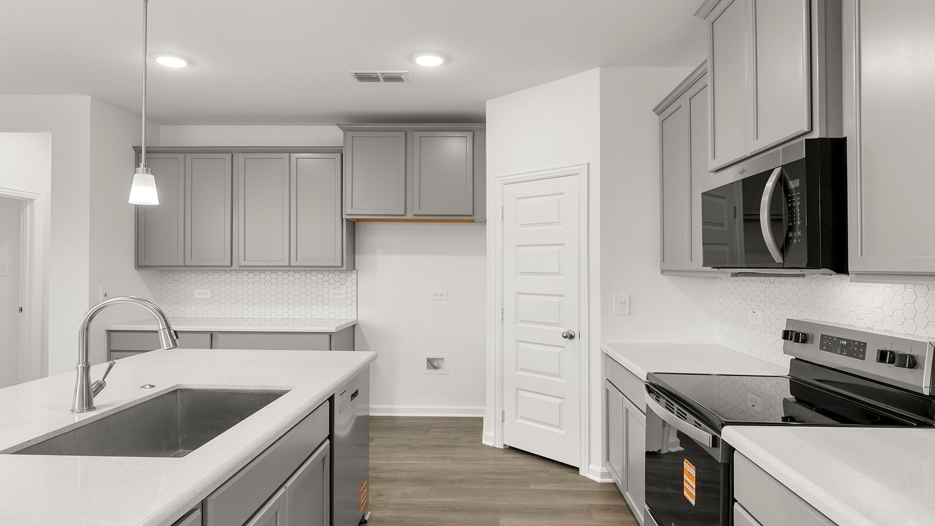 7_08. 1716 Edgeway - Kitchen (3)