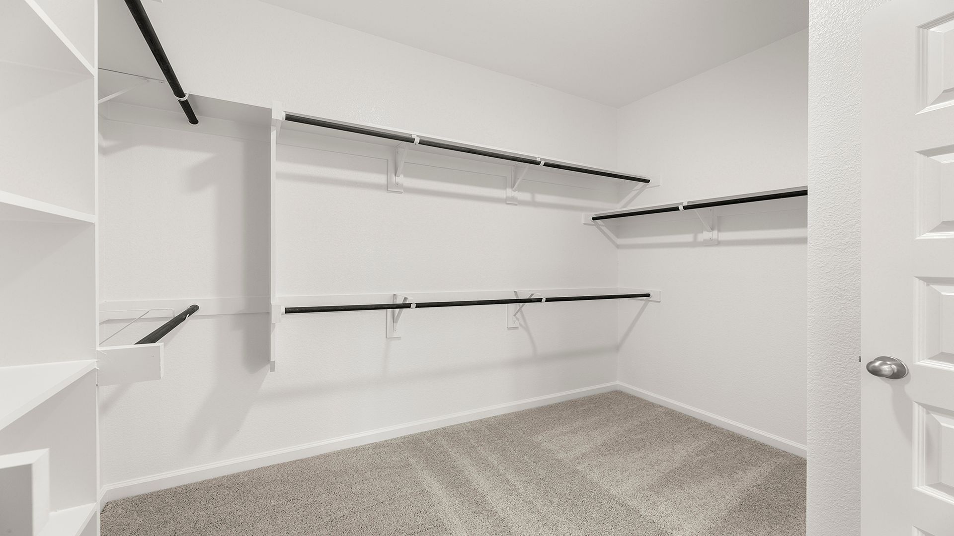 19_20. 1716 Edgeway - Closet