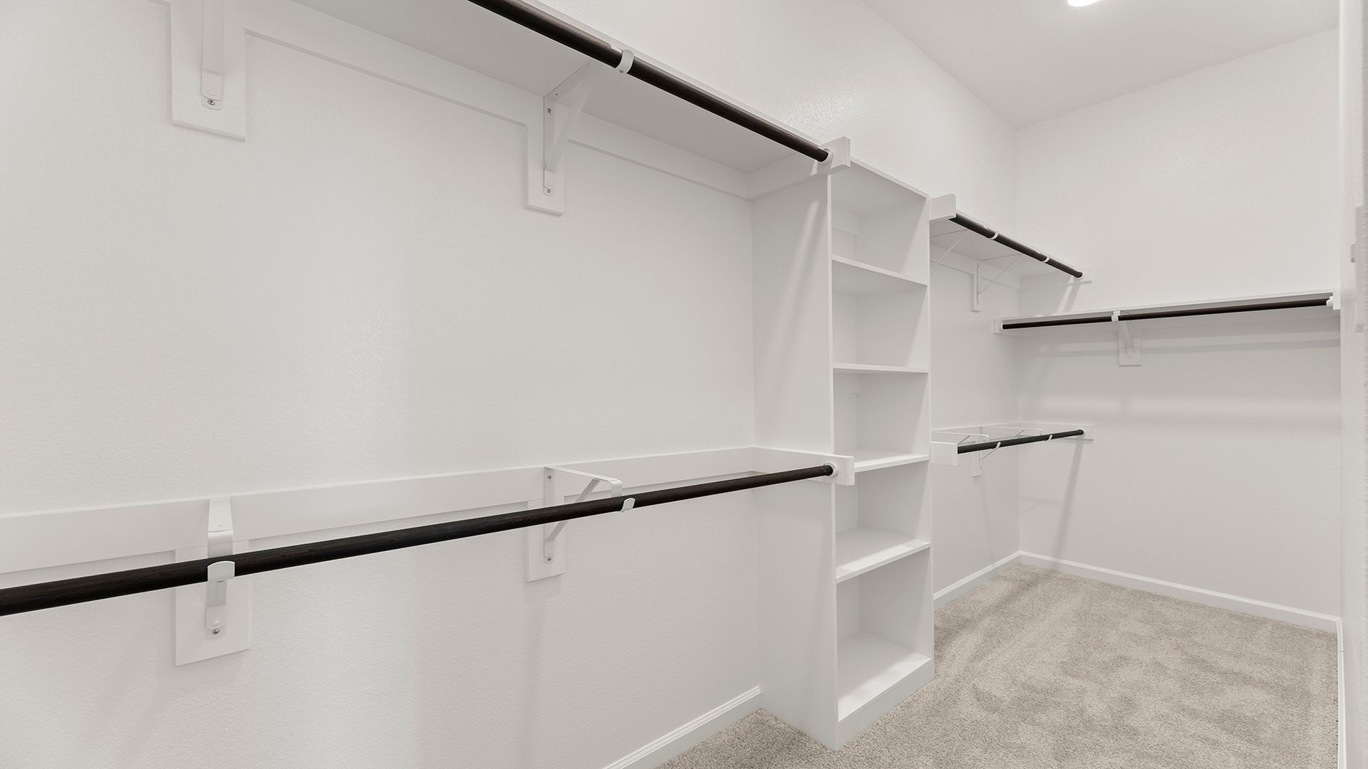 22_23. 1749 Edgeway - Closet