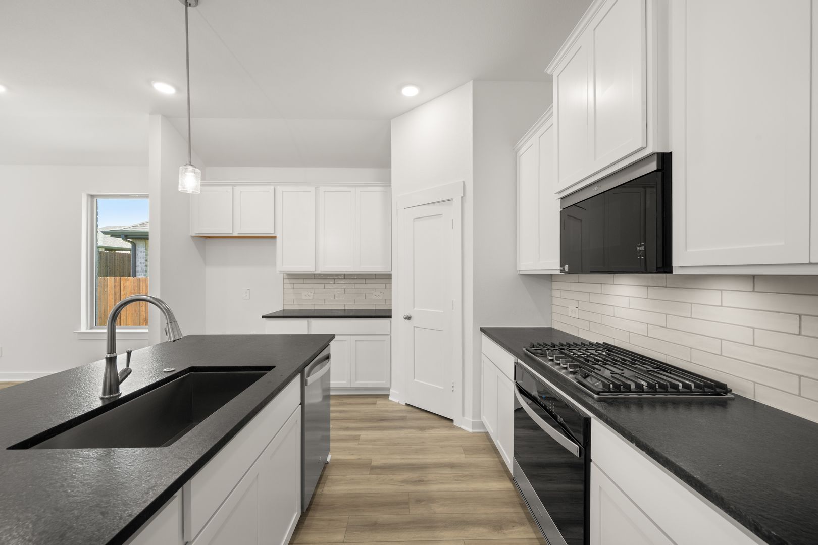 13_1321 Rothland- Kitchen-3