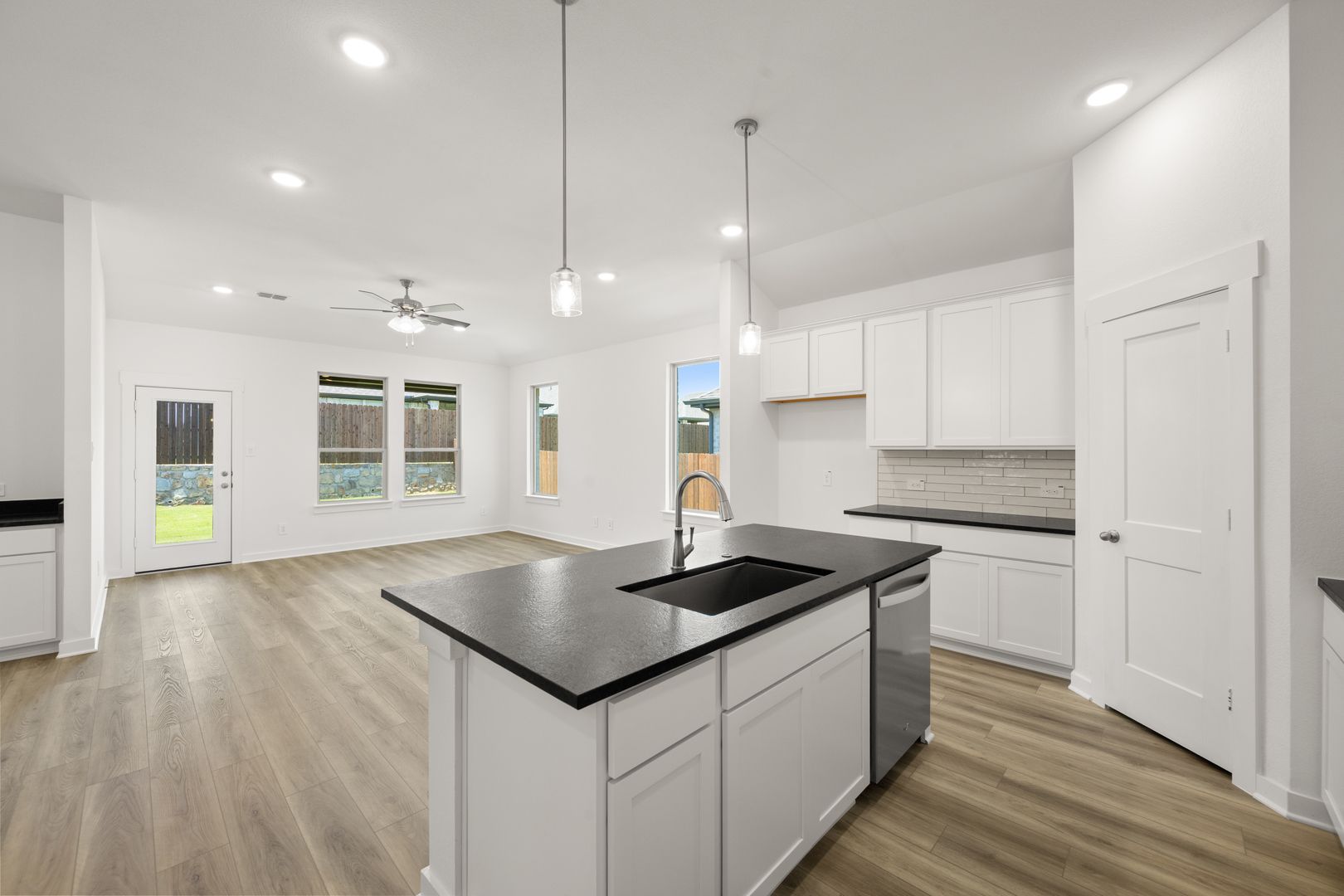 14_1321 Rothland- Kitchen-4