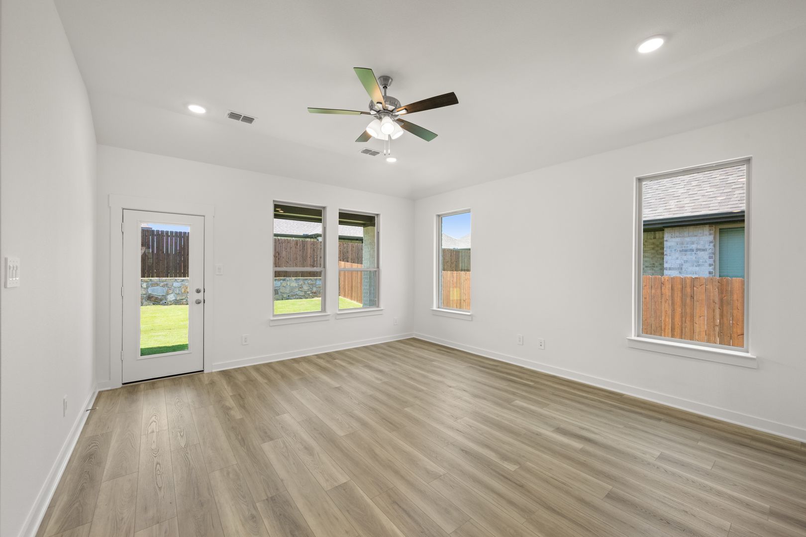 16_1321 Rothland- Living Room-2