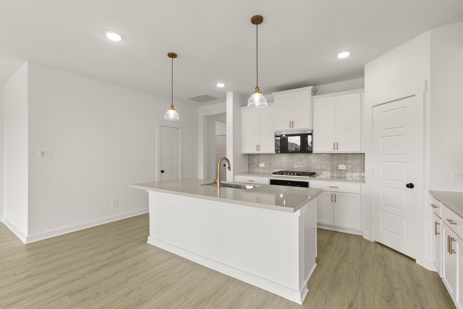 14_816 Alderwood-Kitchen-3