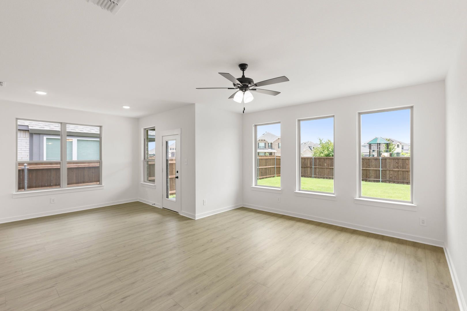 11_816 Alderwood-Living Room-3