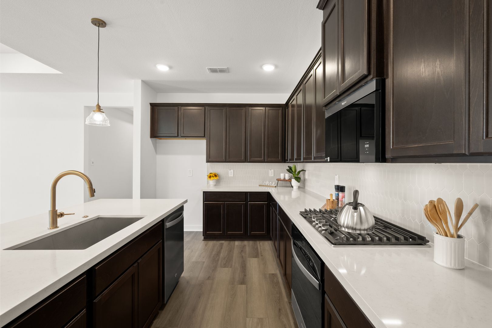 19_372 Deer Ridge- Kitchen-3
