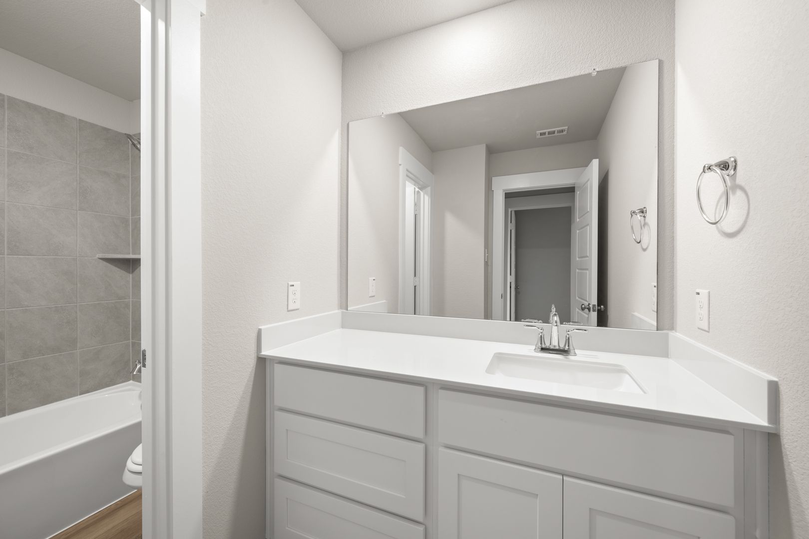 18_243 Wagon Spoke- Bathroom-1