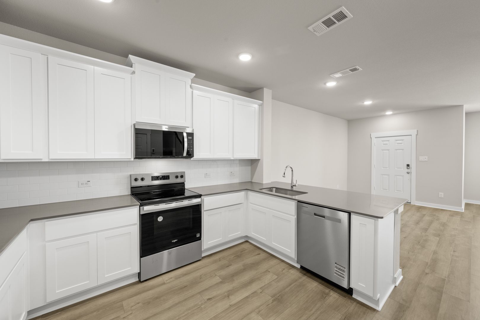 11_247 Wagon Spoke-Kitchen-3