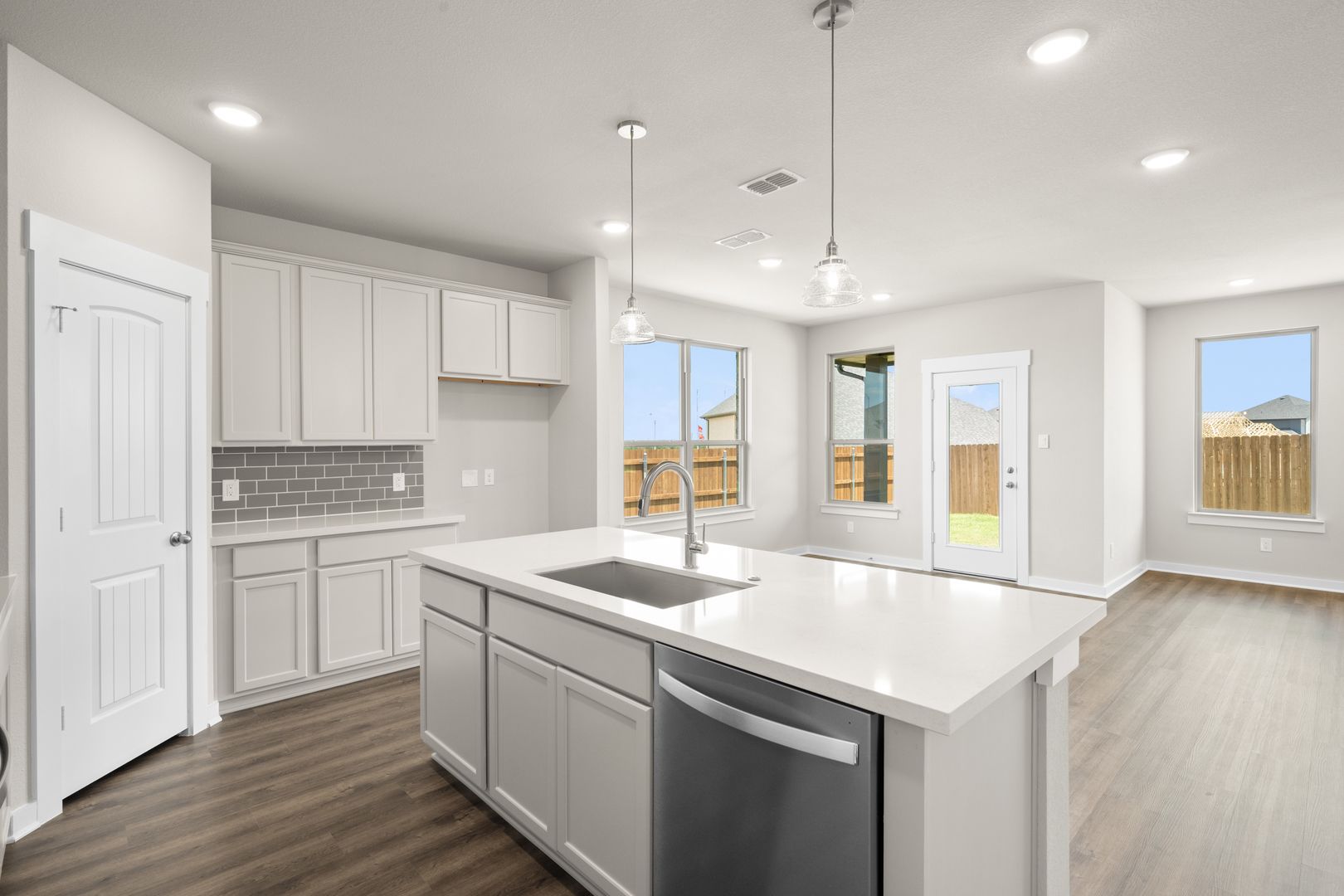 13_6928 Deadwood- Kitchen-4