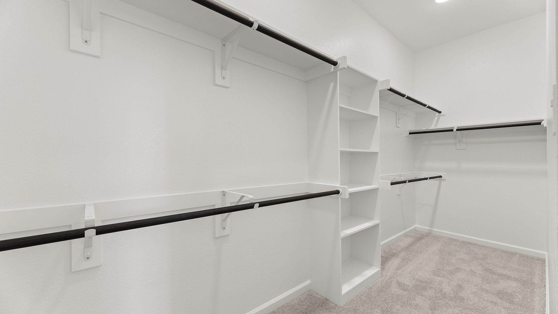 22_23. 1749 Edgeway - Closet