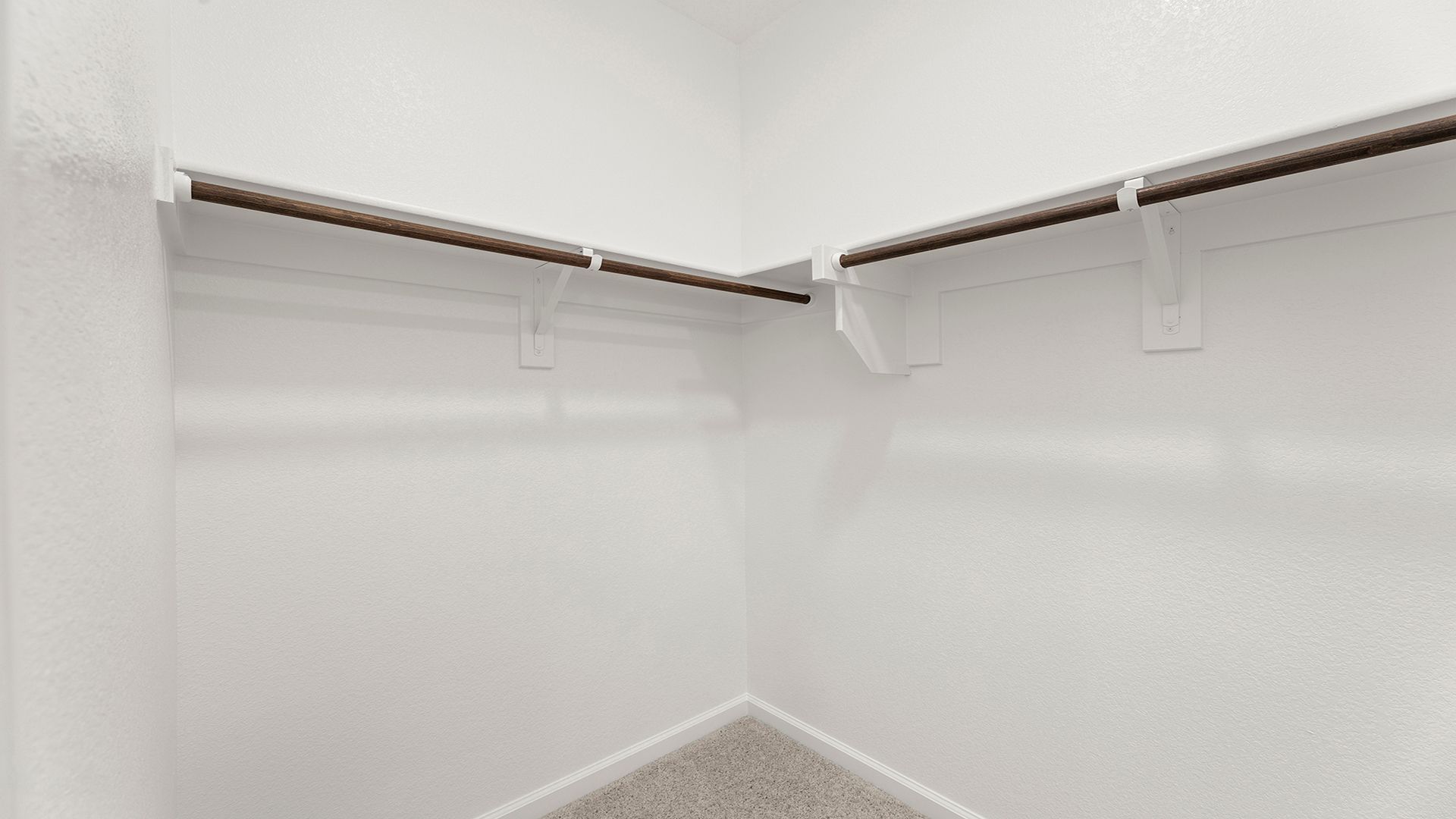 22_23. 3210 Summerland - Closet
