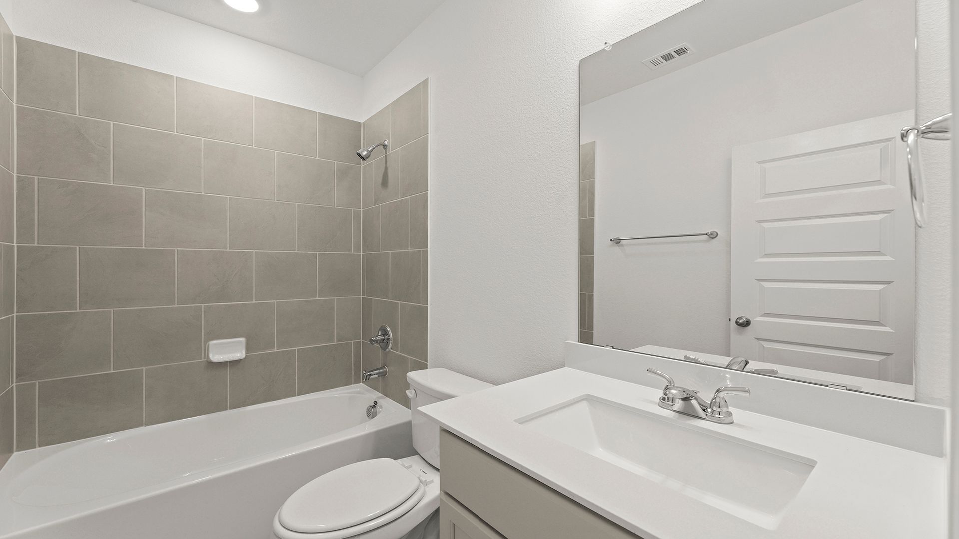 4_05. 3210 Summerland - 2ND Bath