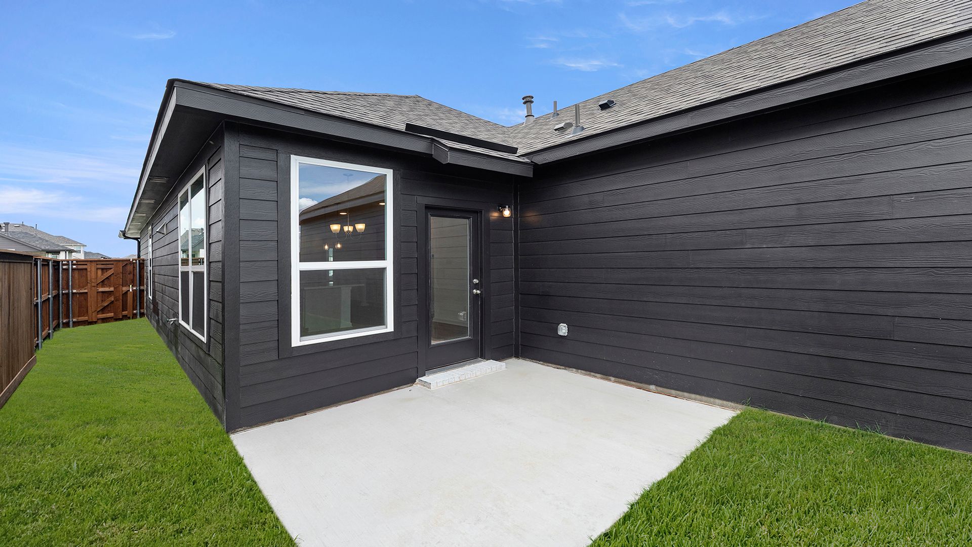24_25. 3210 Summerland - Patio