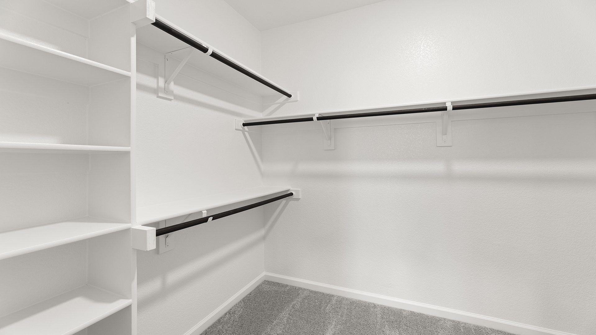 17_18. 2306 Ryehill - Closet