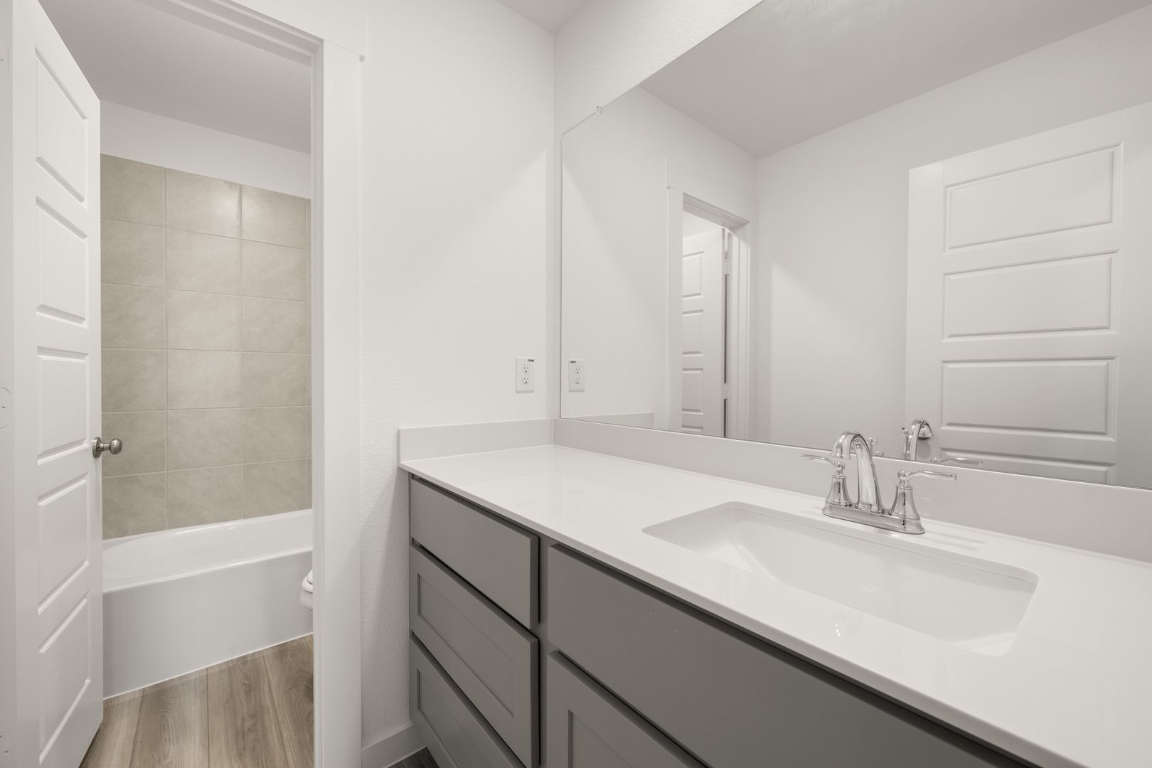 20_245 Wagon Spoke- Bathroom-1