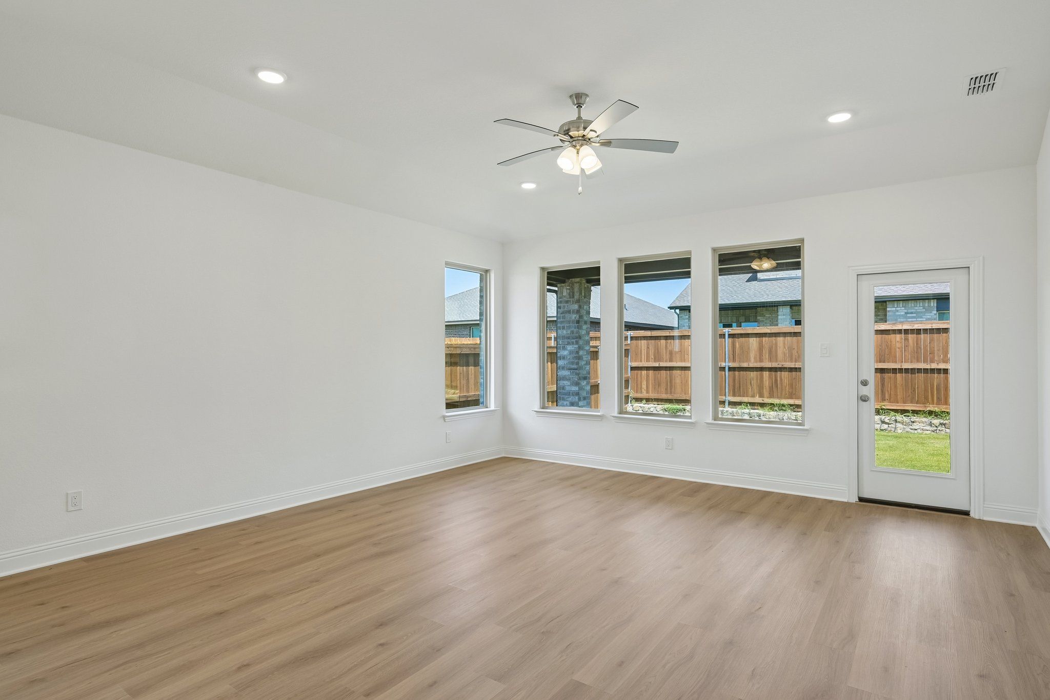 7-web-or-mls-Liberty Crossing Ave-S3107-007