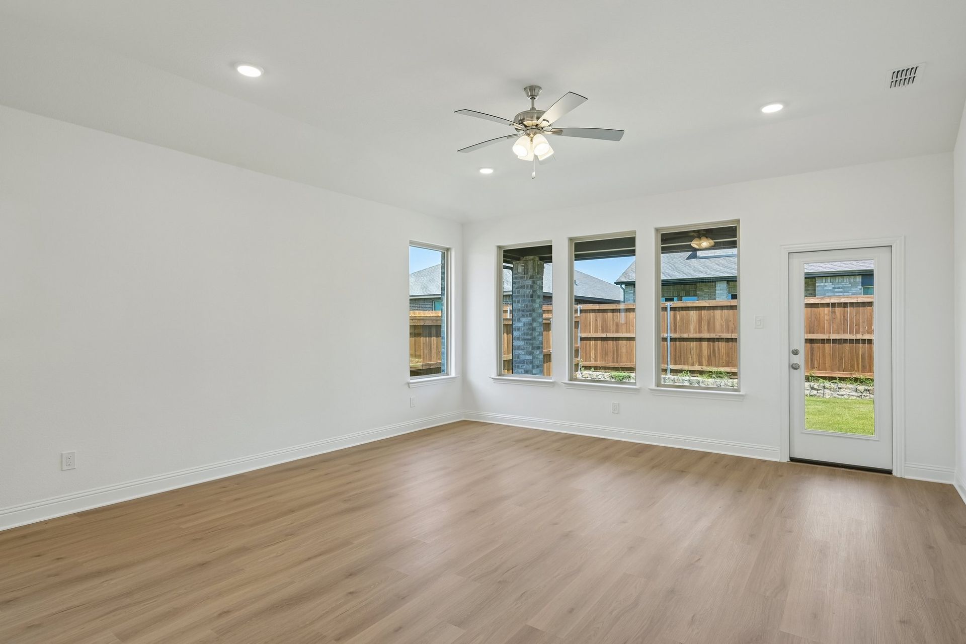 7-web-or-mls-Liberty Crossing Ave-S3107-007
