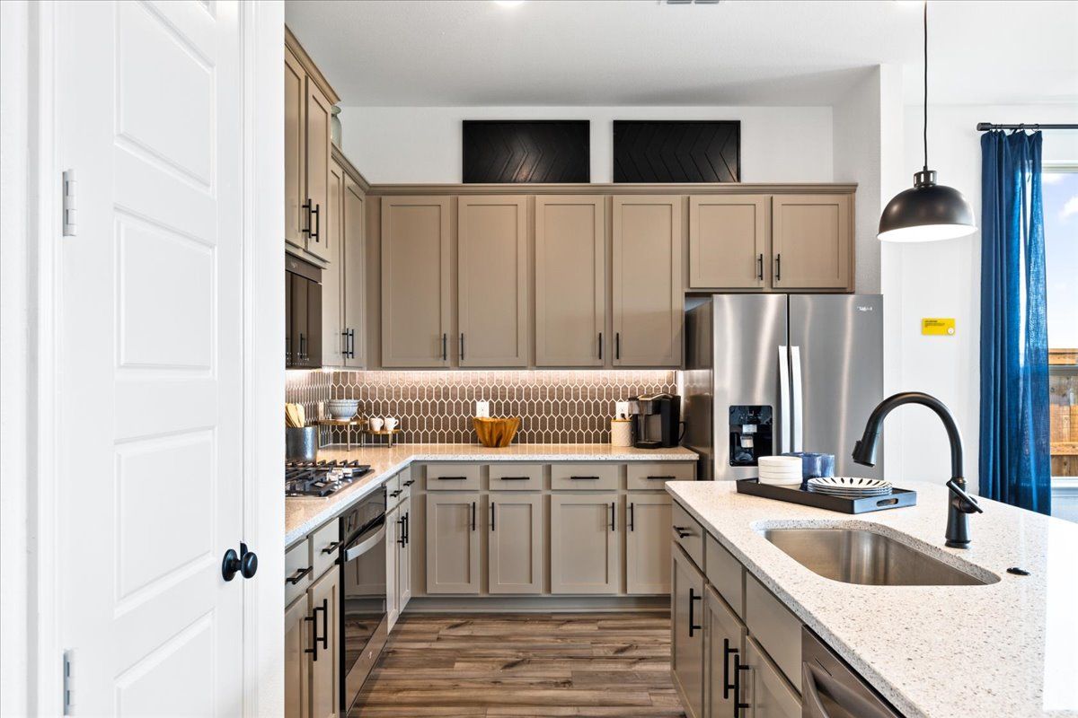 03-1311 Taggart St-3