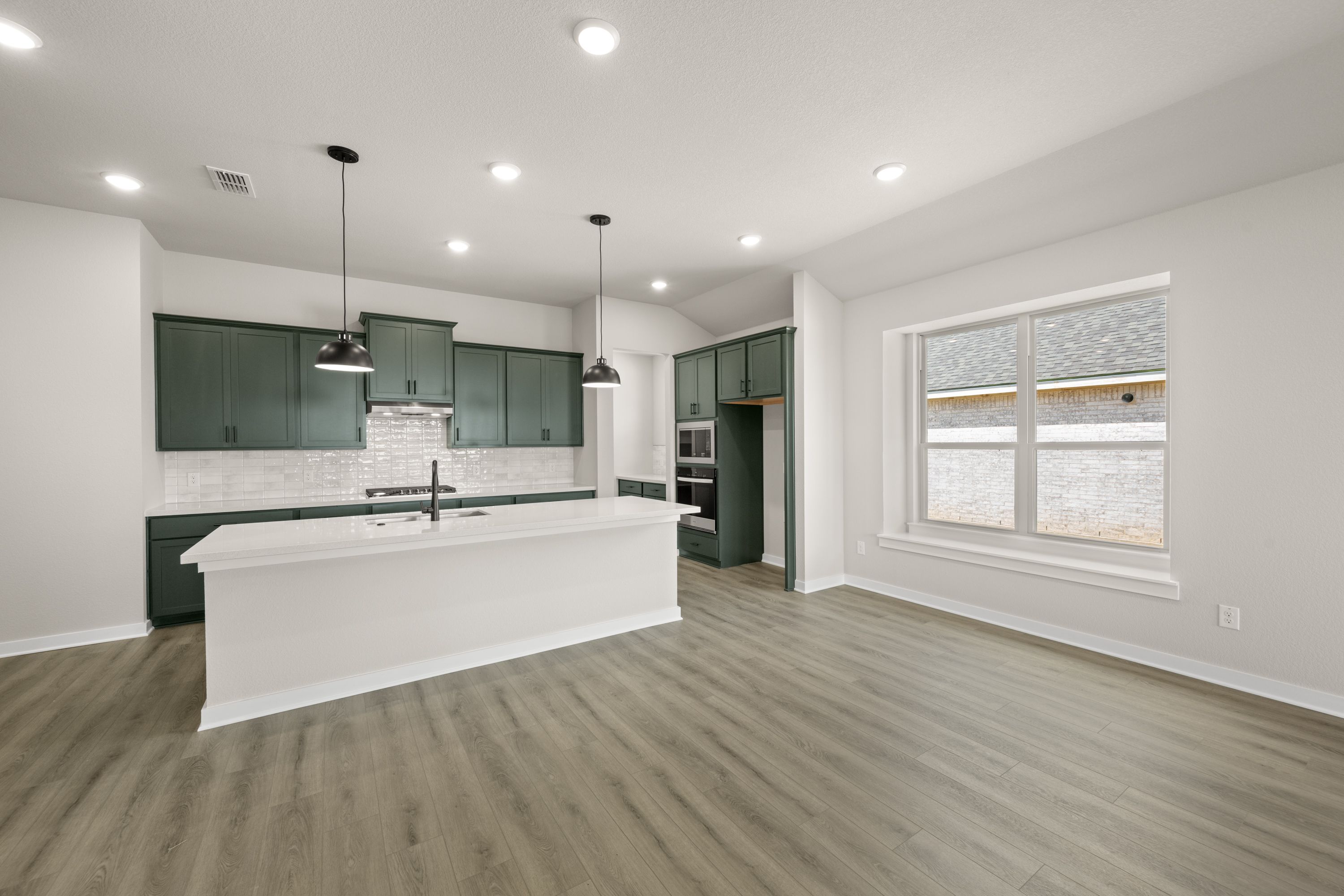 16_6900 Deadwood- Dining-1