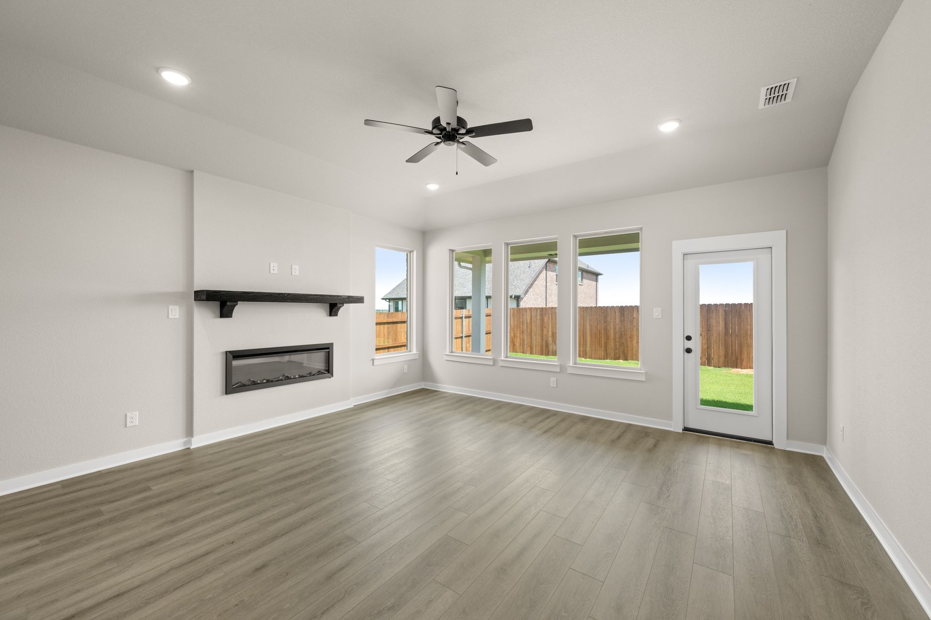 18_6900 Deadwood- Living Room-1