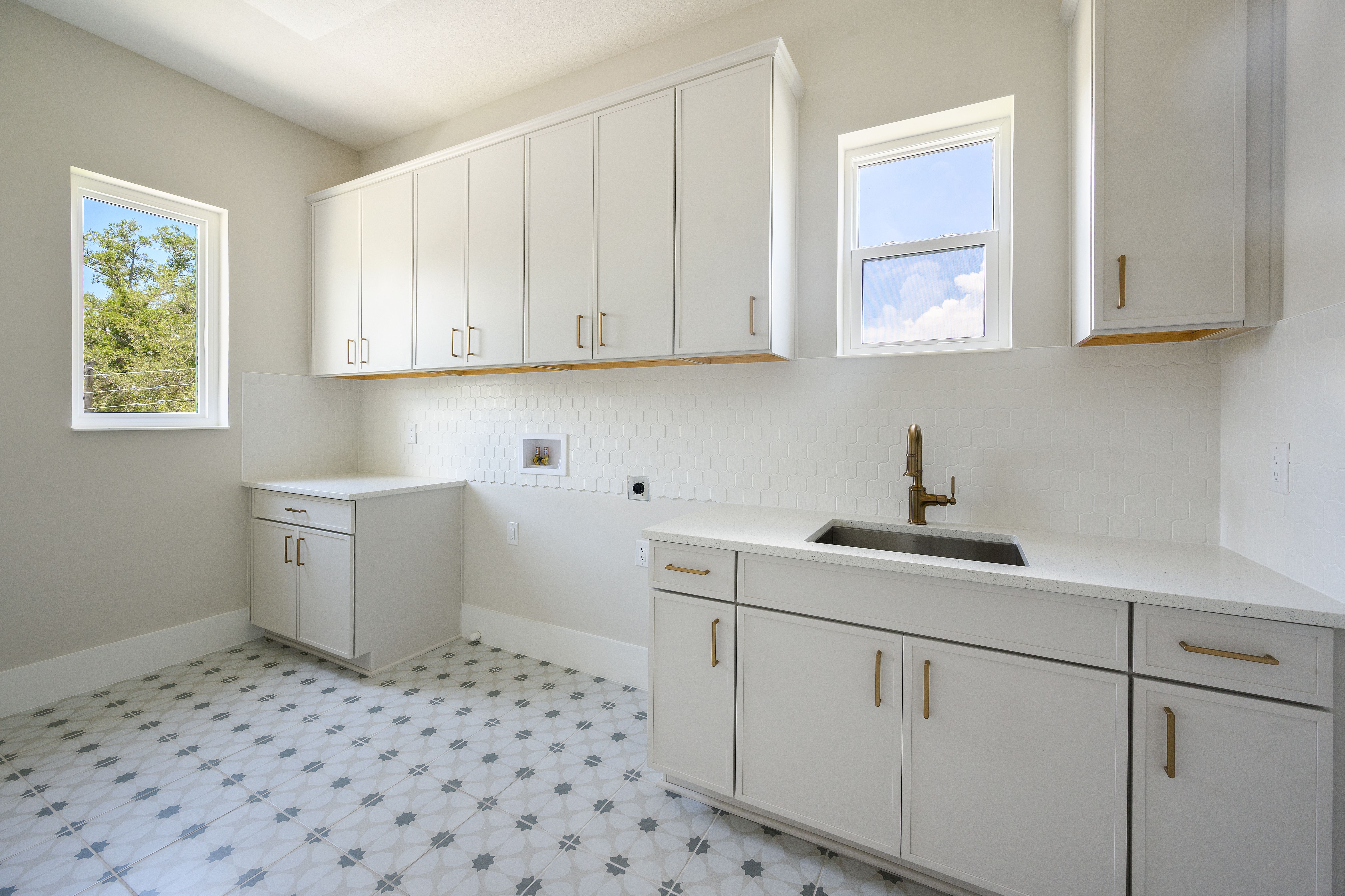 Madeira A | 4713 W Estrella St | Laundry