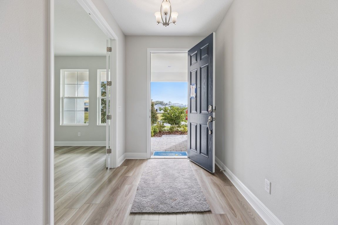 9711 Surrey Rose Dr - Foyer