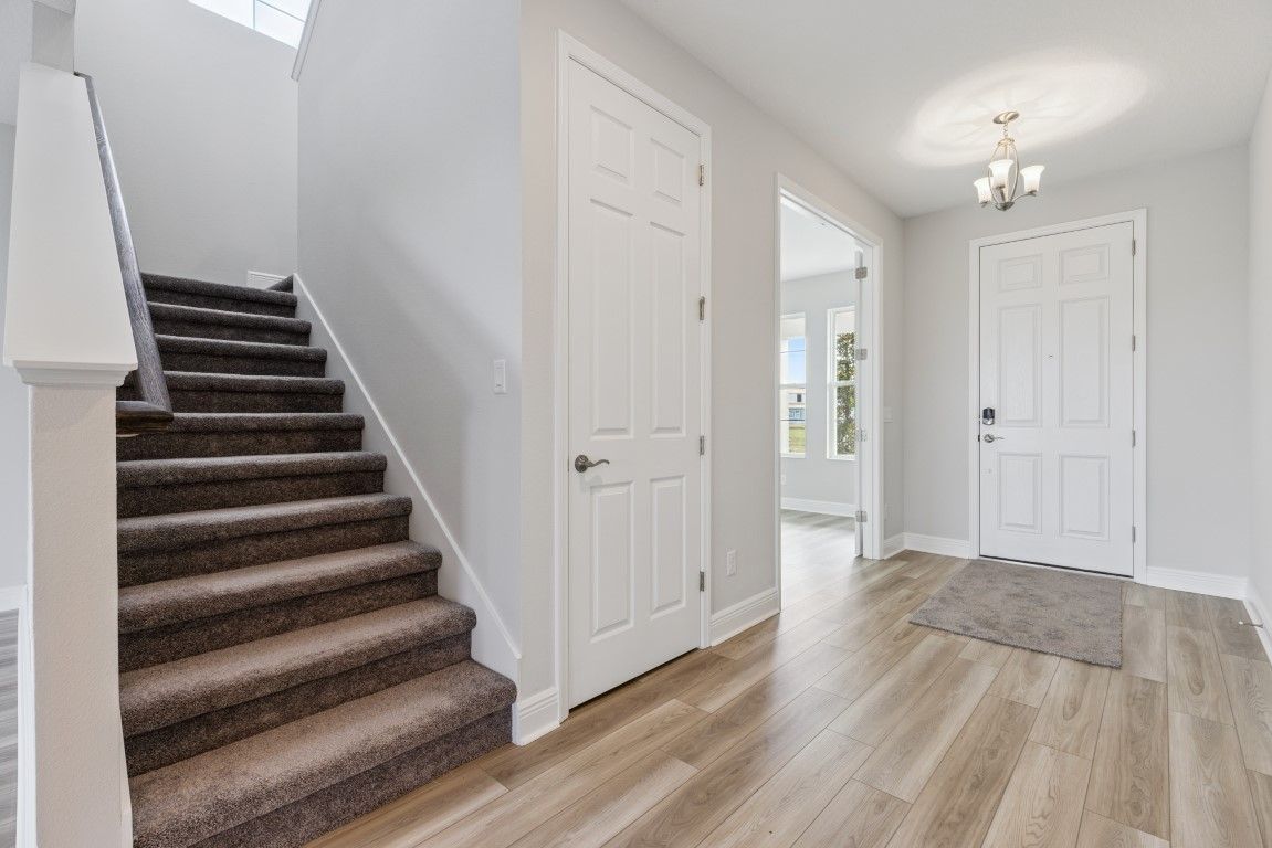 9711 Surrey Rose Dr - Foyer