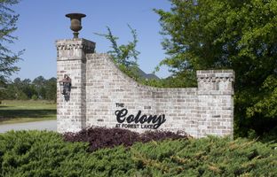The Colony at Forest Lake por Hopkins Builders en Florence South Carolina