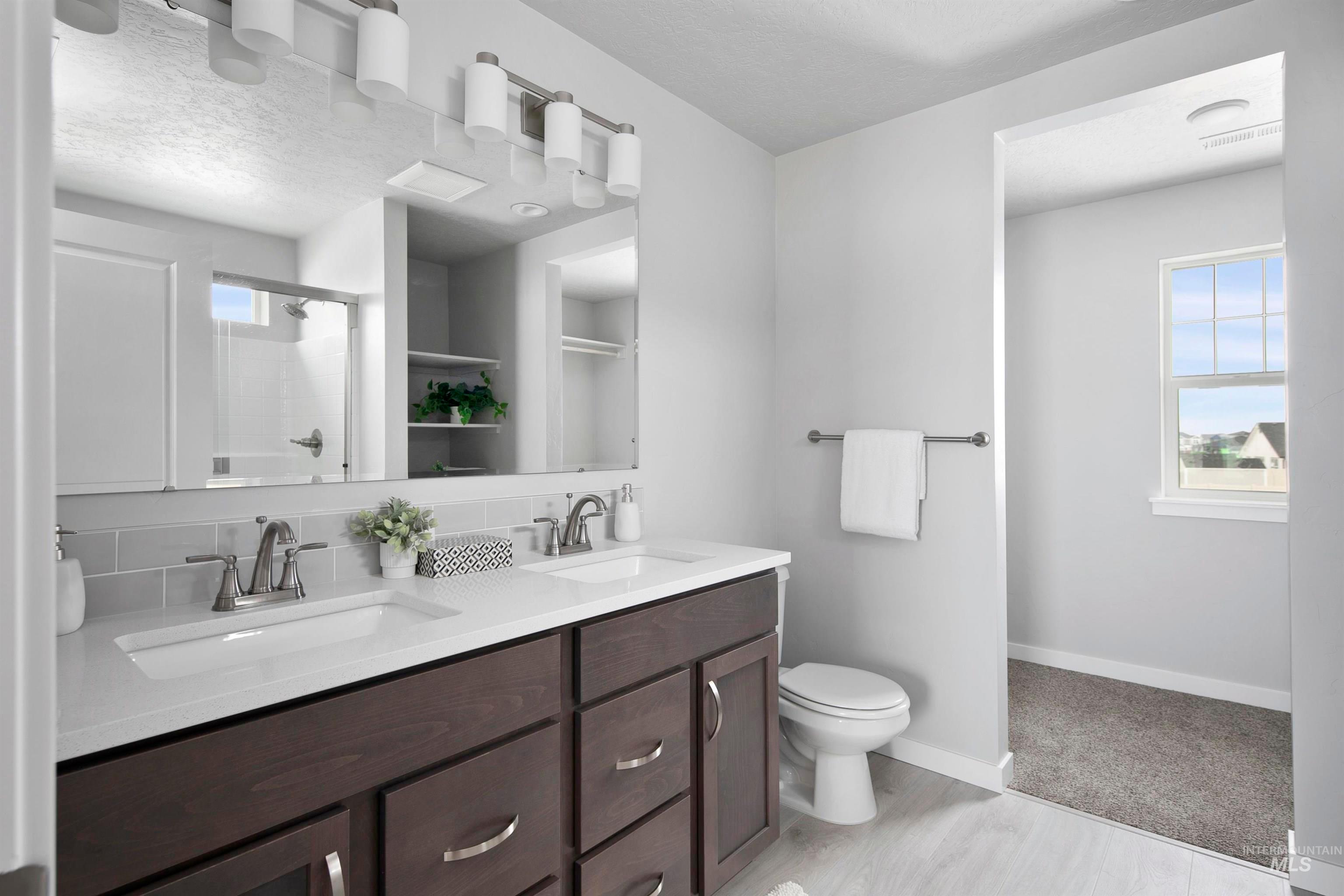 444 S Bobby Way (Everest)