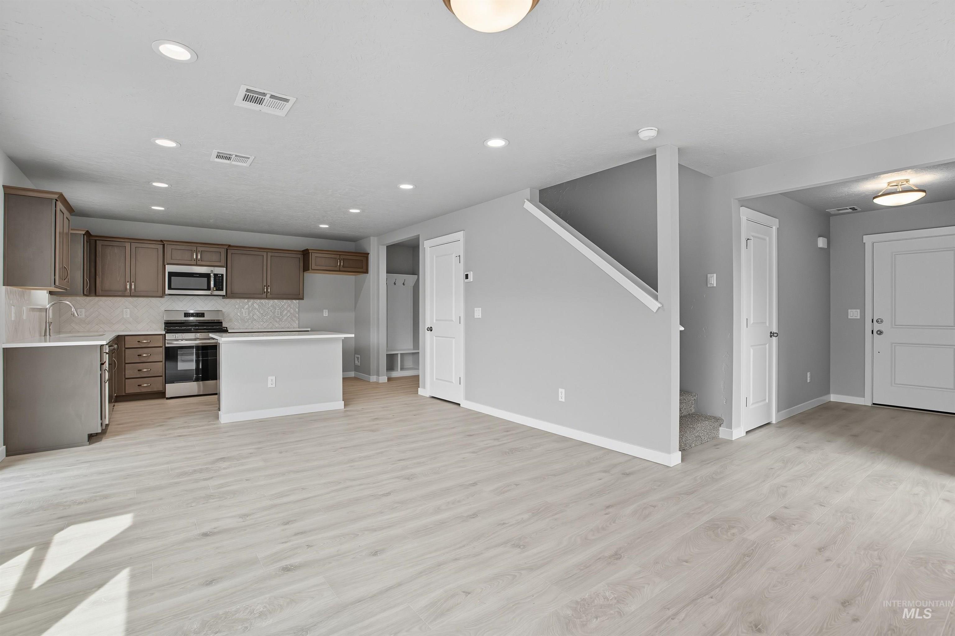 208 W Willow Dale Dr.
