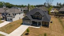 Magnolia Flats por Hughston Homes en Macon Georgia
