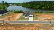 Bryant Lake por Hughston Homes en Columbus Georgia