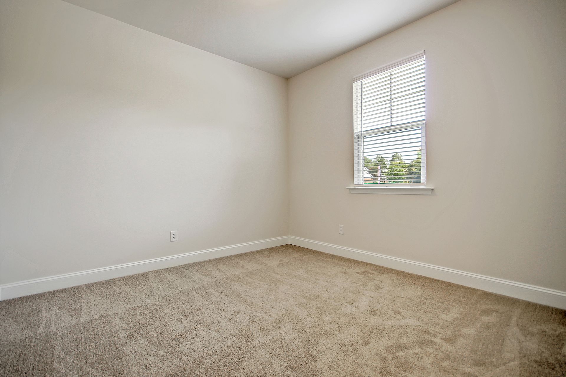 Adger Flex Room