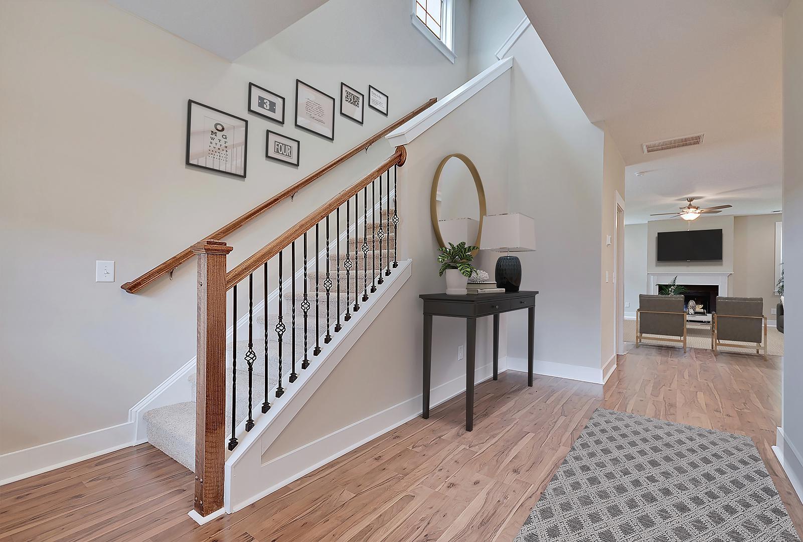 Delmar II Foyer Furnished