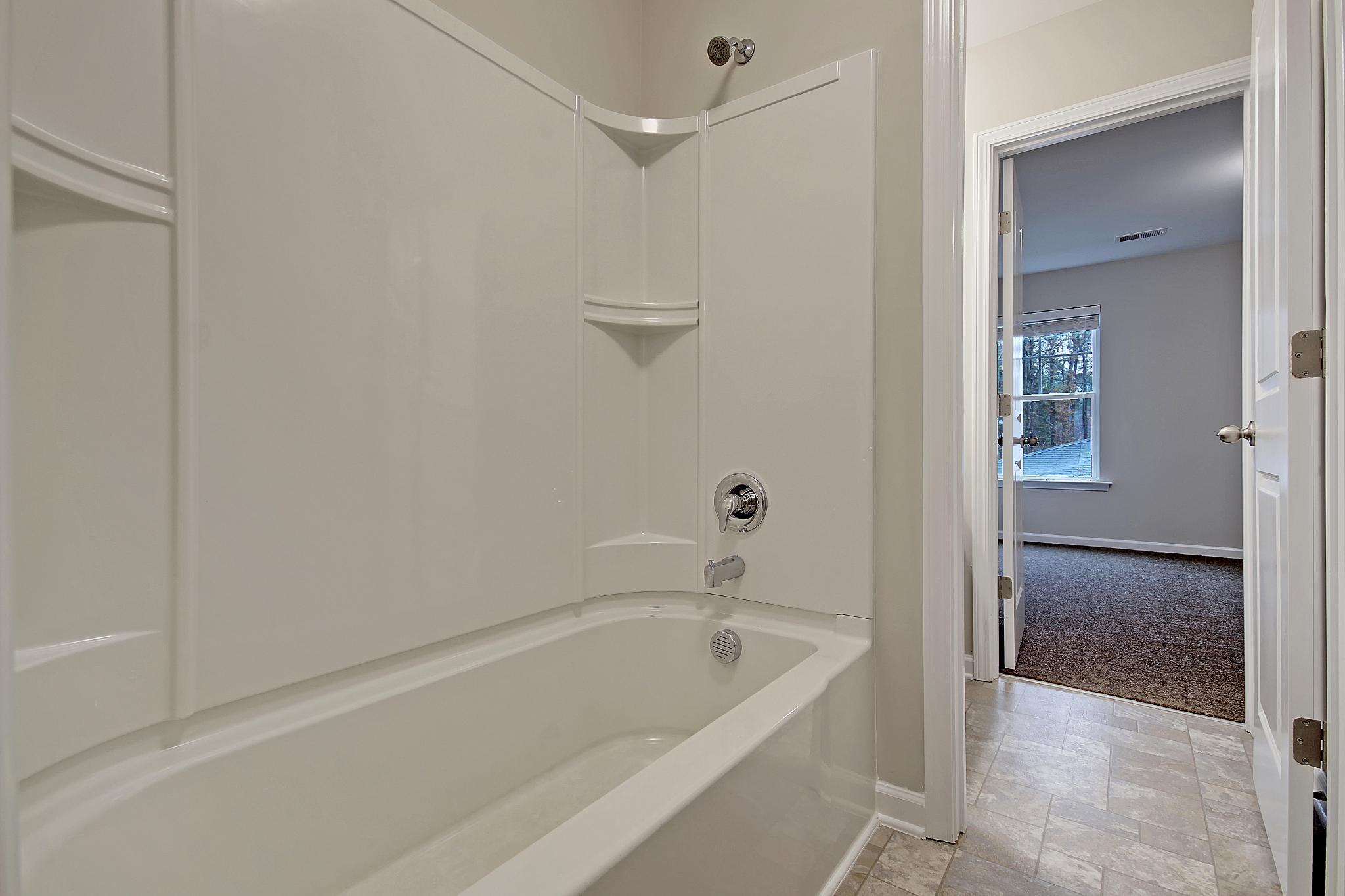 Beaufort Jack and Jill Tub/Shower