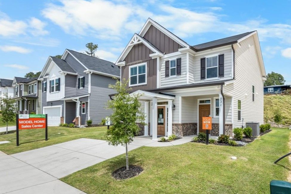 casa en Forrest Bluff por Ivey Residential
